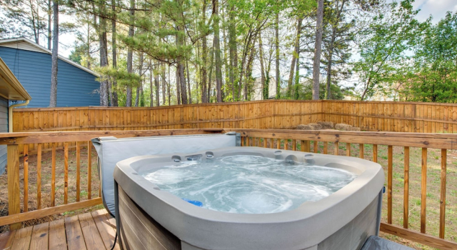 Коттедж с 3 комнатами 4 Mi to Airport: Atlanta Home w/ Deck & Hot Tub