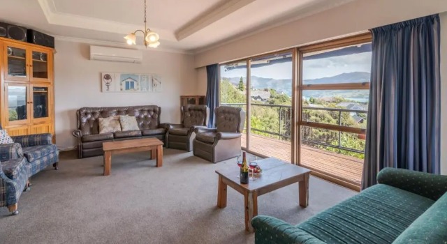 Hilltop Haven - Akaroa Holiday Home