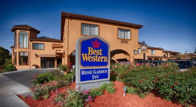 Кровать в общем номере Best Western Rose Garden Inn