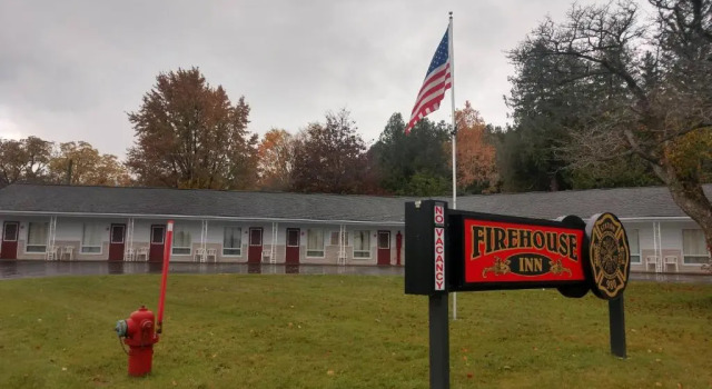 FireHouse Inn, Забронировать Отель Сент-Игнас штат Мичиган