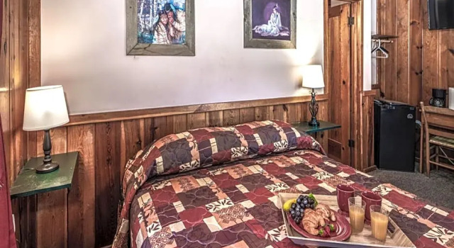 Номер Standard Apache Village Cabinette 13, Queen Bed, Midtown, Sleeps 2