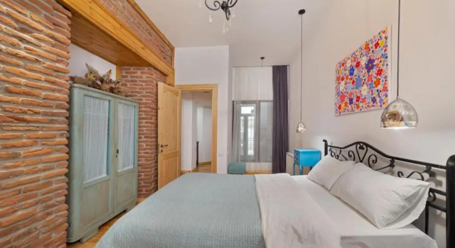 Duplex Opera 3, Забронировать Отель Мтацминда Тбилиси, рядом с Концертный зал Тбилиси