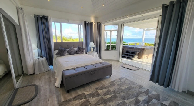 Unique Rare Villa! Retreat Style, Full Sea Views With Private Pool & Hot Tub! 3 Bedroom Villa by RedAwning, Réserver Villa Villas à Christ Church, Villa