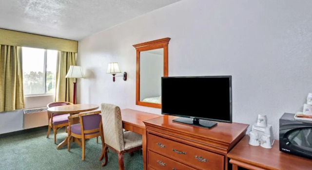 Четырёхместный номер Standard Days Inn & Suites by Wyndham Fullerton