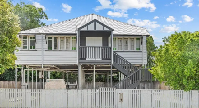 Relaxing Retreat With Outdoor Space in Fairfield, Забронировать Отель Брисбен Brisbane Region, рядом с Квинслендский университет
