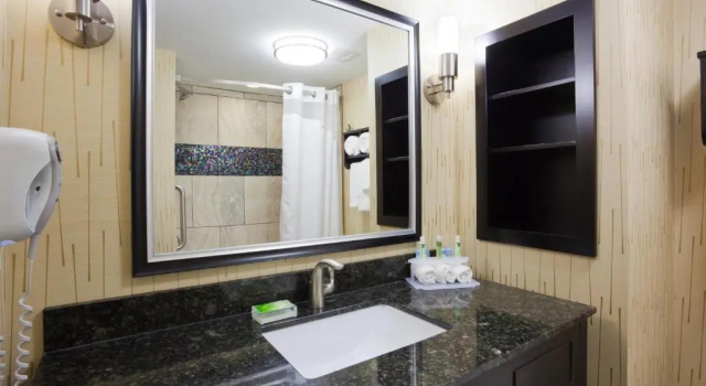 Четырёхместный номер Executive Holiday Inn Express & Suites Fort Dodge by IHG