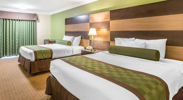 Четырёхместный номер Standard Rodeway Inn & Suites Canyon Lake-Menifee West