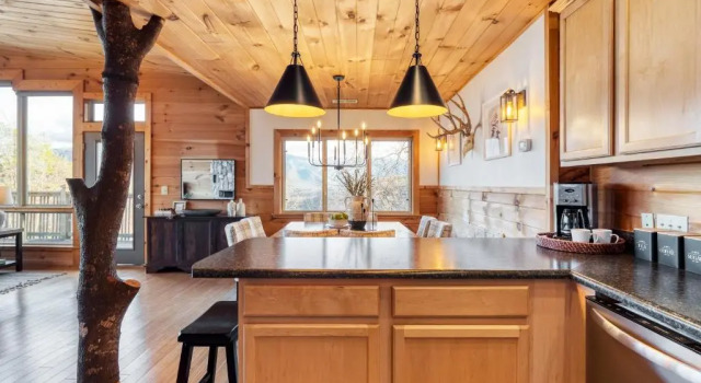Chestnut by AvantStay Mountain Cabin w Treetop Views Hot Tub Game Room