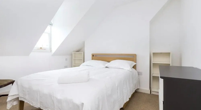 Traditional Chelsea Maisonette With 2 Bedrooms and Wonderful Views of the River