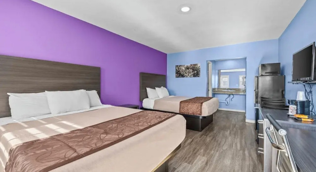 Четырёхместный номер Superior American Executive Inn Mesa