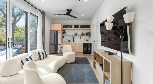 Modern Oasis w/ Pool, Hot Tub, Rooftop Deck & Home Theater Mariposa Retreat by Avantstay, Book Feriehus Austin Greater Austin