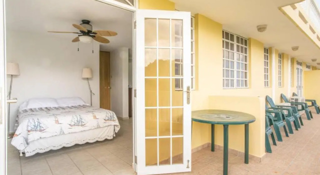 3 bdr apt with pool steps from Sandy Beach, Забронировать Апартаменты/квартира Отели Ринкон с парковкой, рядом с Domes, Парковка
