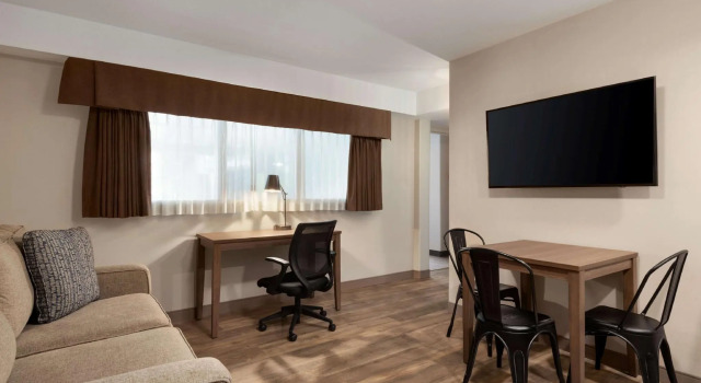 Четырёхместный семейный люкс Canalta Hotel Airdrie