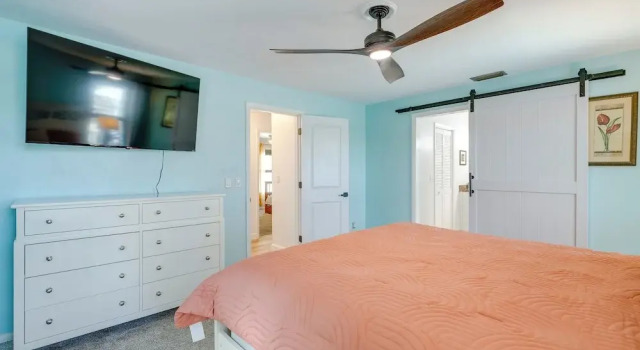 Canal-front Gem w/ Hot Tub, Foosball in Cape Coral, Забронировать Дом для отпуска Виллы Кейп-Корал, Вилла