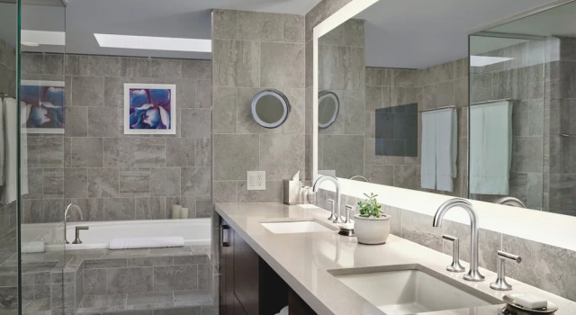 Четырёхместный номер Standard с красивым видом из окна Loews Ventana Canyon Resort