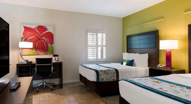 Четырёхместный люкс с видом на бассейн Best Western Plus Hibiscus Mtl