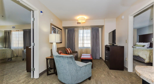 Двухместный люкс с 2 комнатами Staybridge Suites Grand Forks by IHG