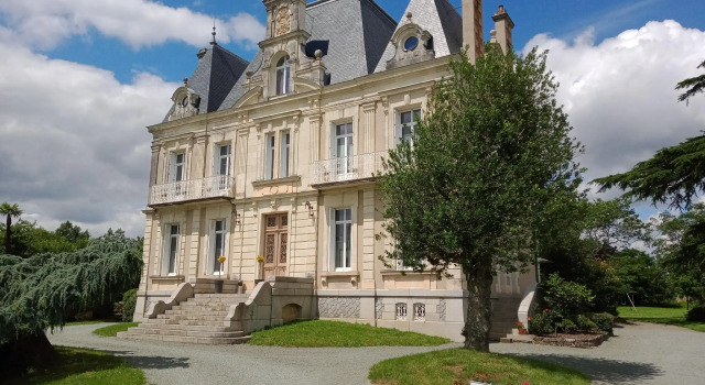 Château du Breuil, Забронировать Отель Отели Больё-сюр-Леон с парковкой, Парковка