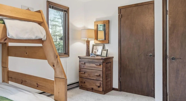 Escape the City by Avantstay Screened Sunroom + Stone Fireplace + Cathedral Ceilings Lake Naomi Club + Pocono Pines, Book Feriehus Pocono Pines Monroe County