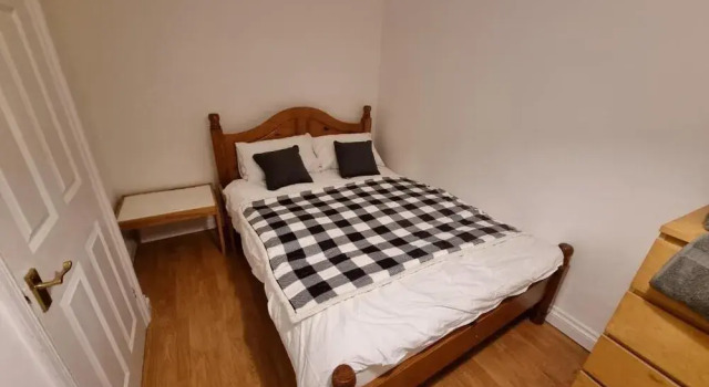 Spacious 6-bed house - 12 mins Gatwick, Забронировать Гостевой дом Отели Исторического графства Суссекса с парковкой, Парковка