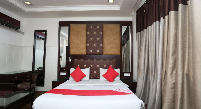 OYO 6845 The Grand Hotel