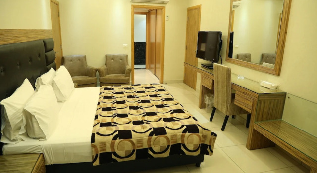Полулюкс с балконом Verdun Suites Hotel