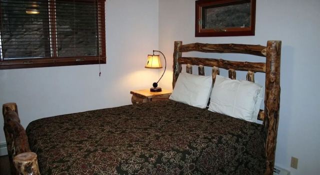 Timber Creek Chalets: 14 3 Bedroom Chalet, Забронировать Шале Отели Эстес-Парк с парковкой, Парковка