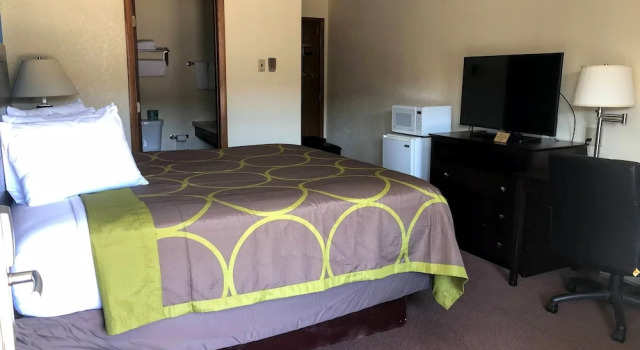 Двухместный номер Deluxe Amerivu Inn & Suites