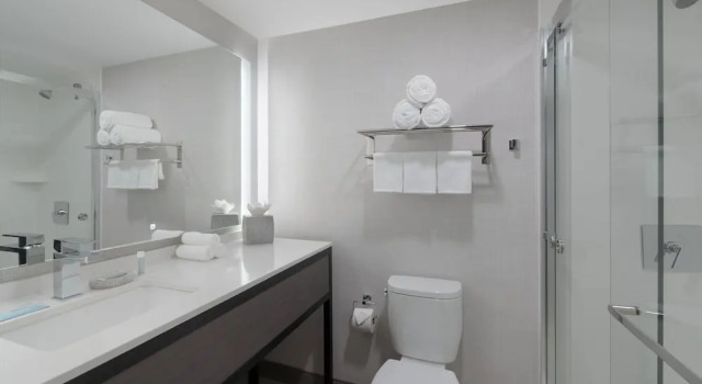 Sheraton Framingham, Varaa Hotelli Hotellit New England uima-altaalla, Uima-allas