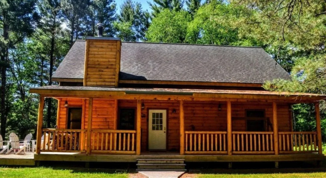 Camp Pinemere 5 Bedroom Home, Varaa Hotelli Woodruff USA