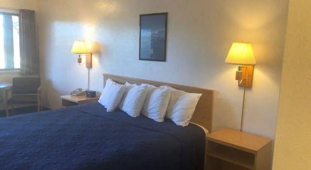 Fan Mountain Inn, Rezervați Hotel Hoteluri în Ennis cu parcare, Parcare