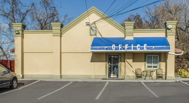 Кровать в общем номере Rodeway Inn Allentown South