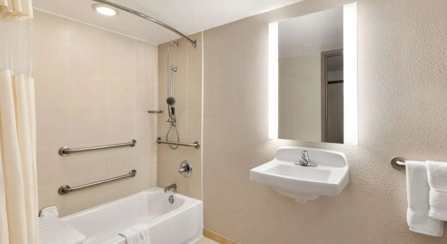 Номер Standard DoubleTree by Hilton New Orleans Airport