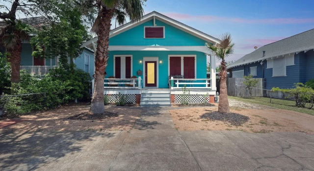 Sea Life - Just Blocks To Beach! 3 Bedroom Home by Redawning