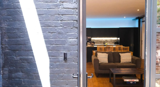 The Eden Warehouse - Pink Apartment (sleeps 4), Varaa Huoneisto Asunnot kohteessa Merseyside, Huoneisto