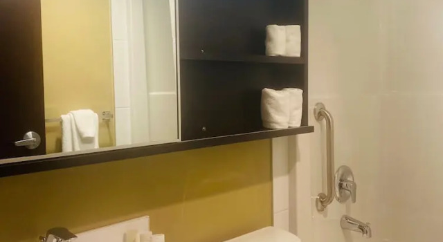Люкс Microtel Inn & Suites by Wyndham Whitecourt