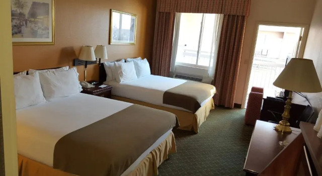 Четырёхместный номер Standard с балконом Country Inn & Suites by Radisson, Fort Worth West l-30 NAS JRB