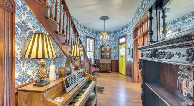 1/2 Mi to Beach! Historic Family Home in Galveston, Забронировать Дом для отпуска Отели Галвестон с парковкой, рядом с Betty Head Oleander Garden Park, Парковка