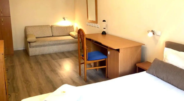 Camera tripla Standard Eney Budget Three-Room Apartment