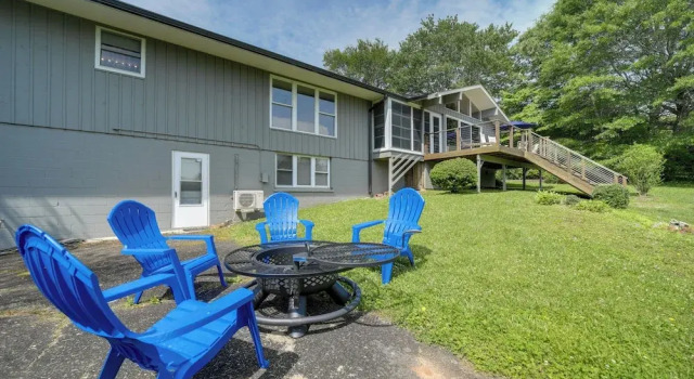 Коттедж Centrally Located Brevard Home w/ Deck & Fire Pit!