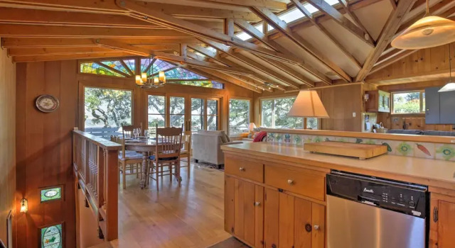 Коттедж Hillside Home w/ Deck & Views of Tomales Bay!