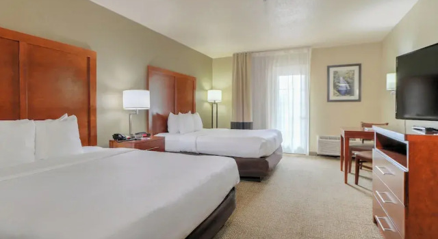 Четырёхместный номер Standard с балконом и с видом на горы Comfort Inn & Suites at Dollywood Lane