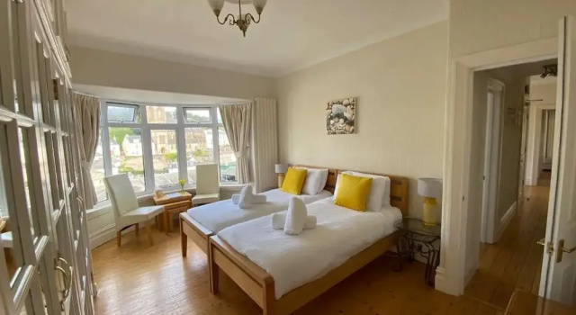 4 Bed House-sleeps 8-pets-parking-marinaseaview