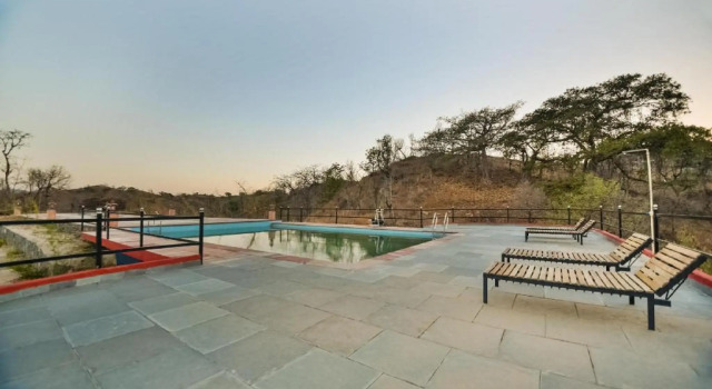 The Sky Imperial Jungle Camp Resort, Забронировать Курортный отель Отели штата Раджастхана с парковкой, Парковка