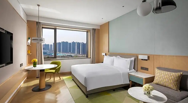 Двухместный номер Standard с видом на озеро Holiday Inn Zhengzhou High-Tech Zone by IHG