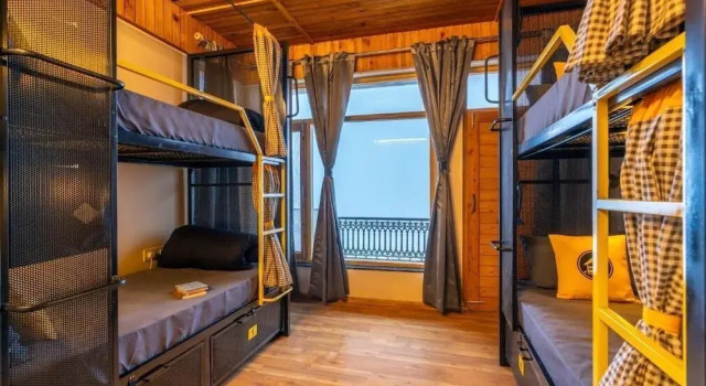 Seng i sovesal med altan med bjergudsigt The Hosteller Chakrata