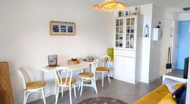Appartement avec terrasse vue mer, proximité plage, place parking