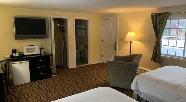 Четырёхместный номер Deluxe Four Winds Country Motel