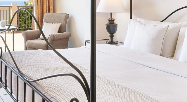 Бунгало семейное с частичным видом на море Grecotel LUXME Oasis