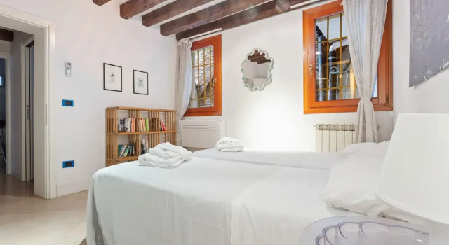 Riva Di Biasio Lovely Flat, Забронировать Отель Санта-Кроче Венеция, рядом с Accademia Bridge